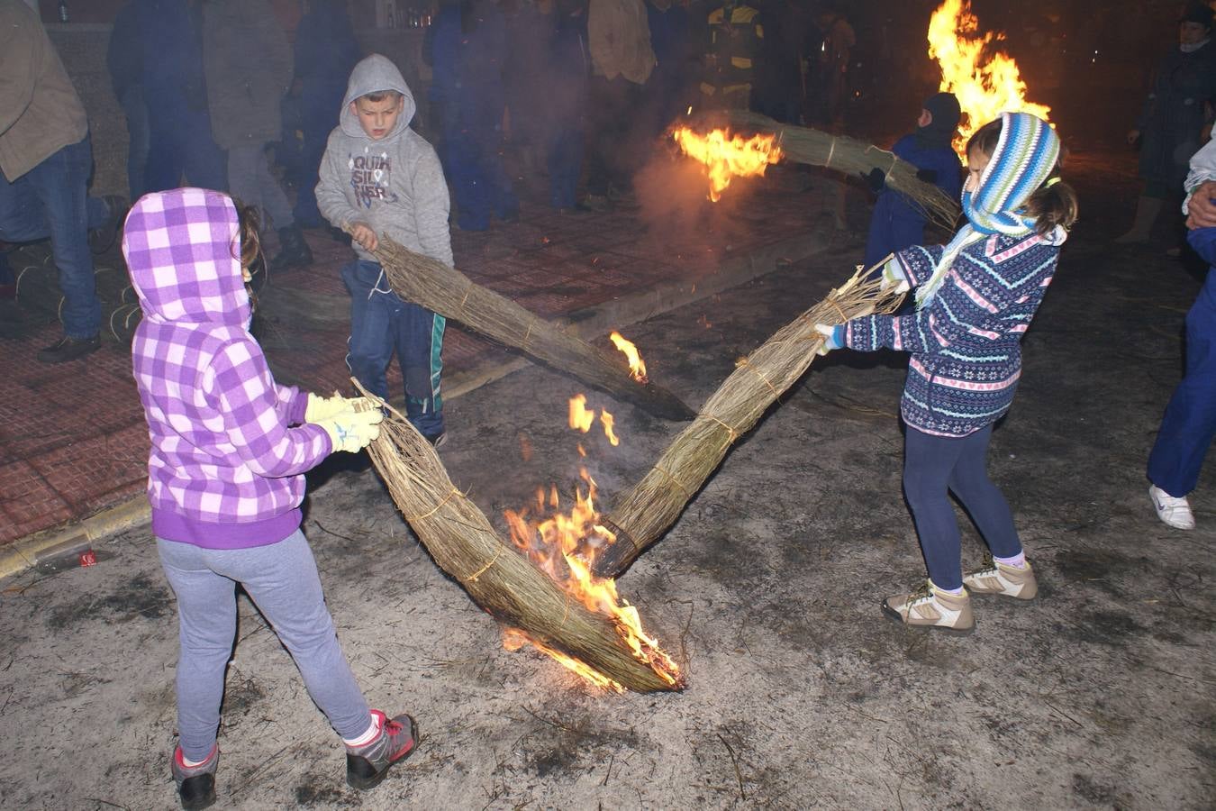Lunes, 7 de diciembre: Tradicional celebración de la Inmaculada Concepción a golpe de escobazo de brezo encendido en Jarandilla de la Vera. Fotografías: Eloy García