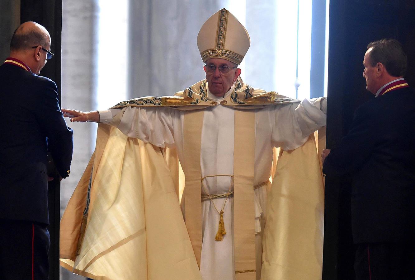 Martes, 8 de diciembre: Inauguración del Jubileo Extraordinario de la Misericordia, en el Vaticano. El papa Francisco afirmó, antes de abrir la Puerta Santa, que el Jubileo Extraordinario de la Misericordia que se celebrará hasta el próximo 20 de noviembre, "será un año para crecer en la convicción de la misericordia" Fotografías: Maurizio Brambatti.