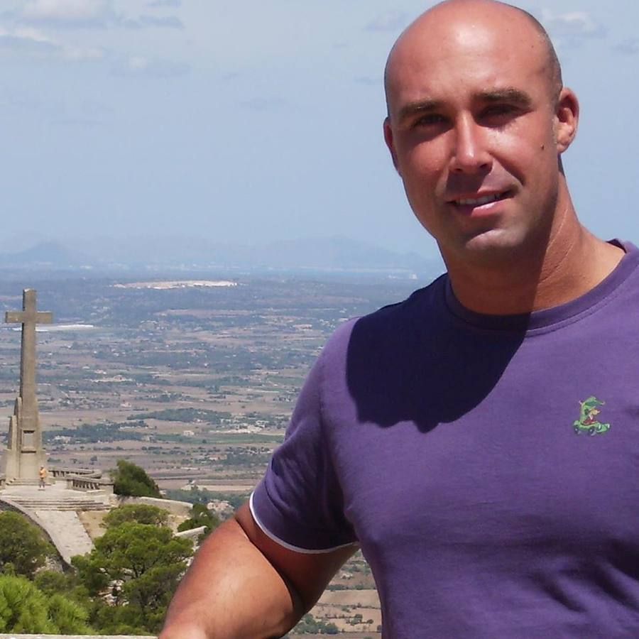 Sábado, 12 de diciembre: Uno de los heridos en el ataque talibán del viernes a la Embajada española en Kabul es el extremeño Juan Luis García Morán, que se encuentra hospitalizado y que fue el que intentó rescatar al policía Isidro Gabino, quien murió en sus brazos. Fotografía: Obtenida del perfil de Facebook.