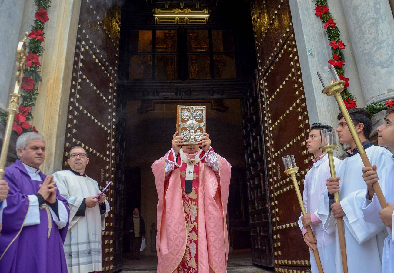 Domingo; 13 de diciembre: La Iglesia de Mérida Badajoz inicia su Año de la Misericordia. El arzobispo Celso Morga anuncia el compromiso de tener un gesto solidario común tras abrir la puerta santa de la Catedral de Badajoz. Fotografías. Casimiro Moreno.