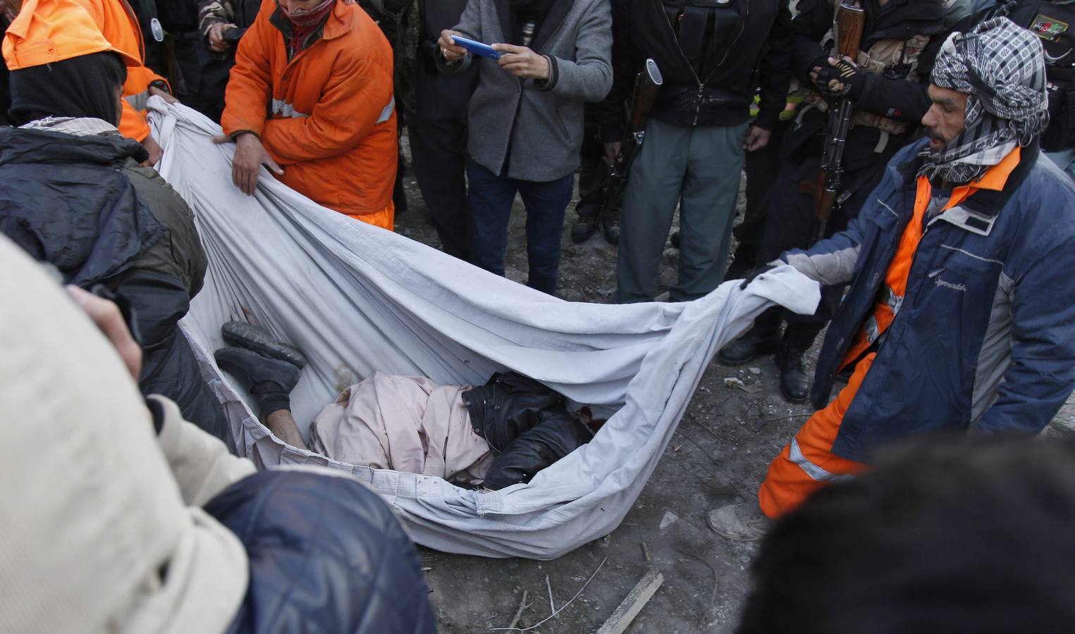 Sábado, 12 de diciembre: El cuerpo de uno de los terroristas que atacó la Embajada de España en Kabul. El ministro de Interior insistió ante representantes del pacto antiterrorista que el objetivo del ataque talibán era el hostal adyacente. Fotografías: Agencias