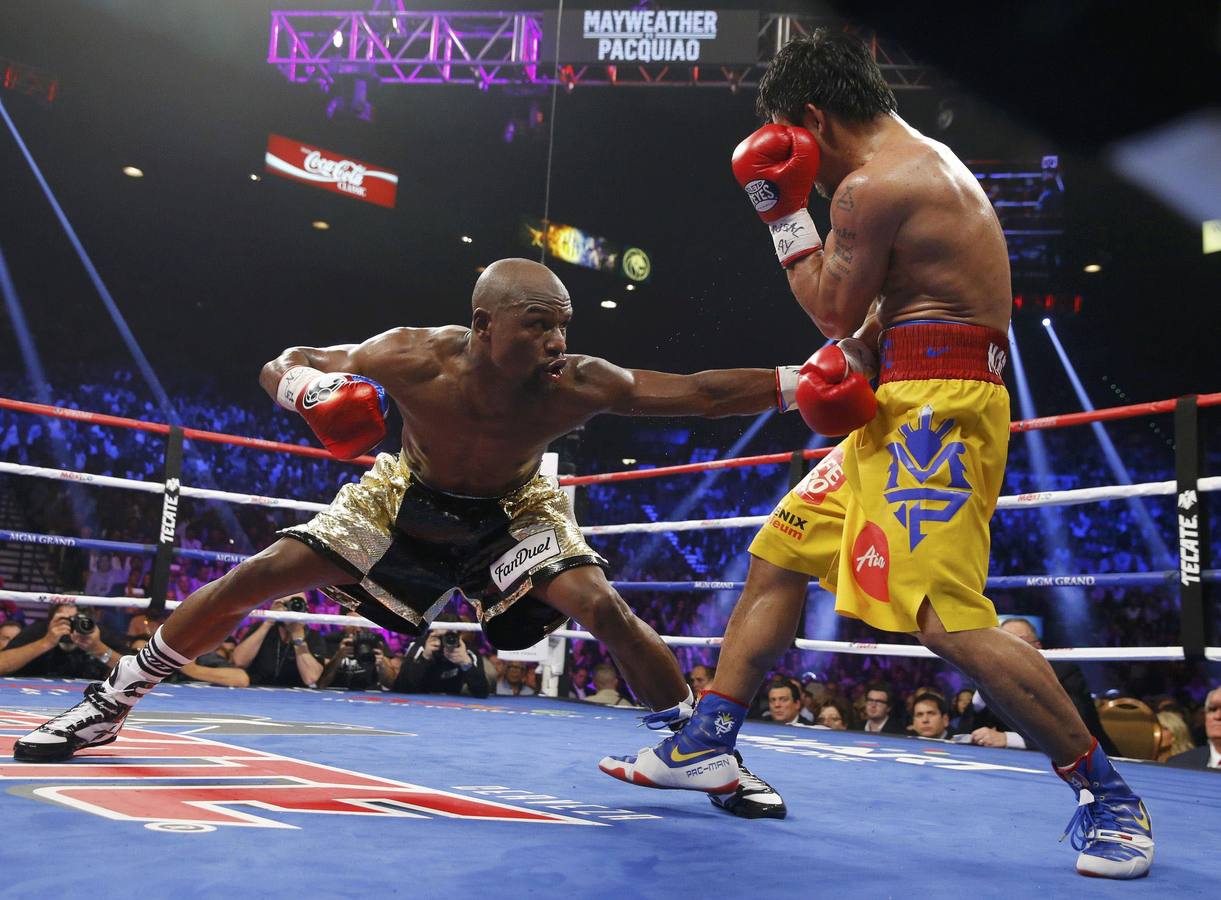 La énesima 'Pelea del Siglo' fue para Mayweather. El dos de mayo de 2015 se vivió sobre el ring del Gran Garden Arena de las Vegas uno de los espectáculos deportivos más esperados y más vistos de la historia, y a su vez uno de los más decepcionantes según las expectativas generadas por los aficionados al boxeo. La conocida como 'Pelea del Siglo' enfrentó al filipino Manny Pacquiao con el estadounidense Floyd Mayweather por el título de peso wélter en un combate común y corriente, carente de pasajes memorables, lleno de agarres, y con muy pocos golpes efectivos, en el que Mayweather venció a Pacquiao por decisión unánime de los jueces.