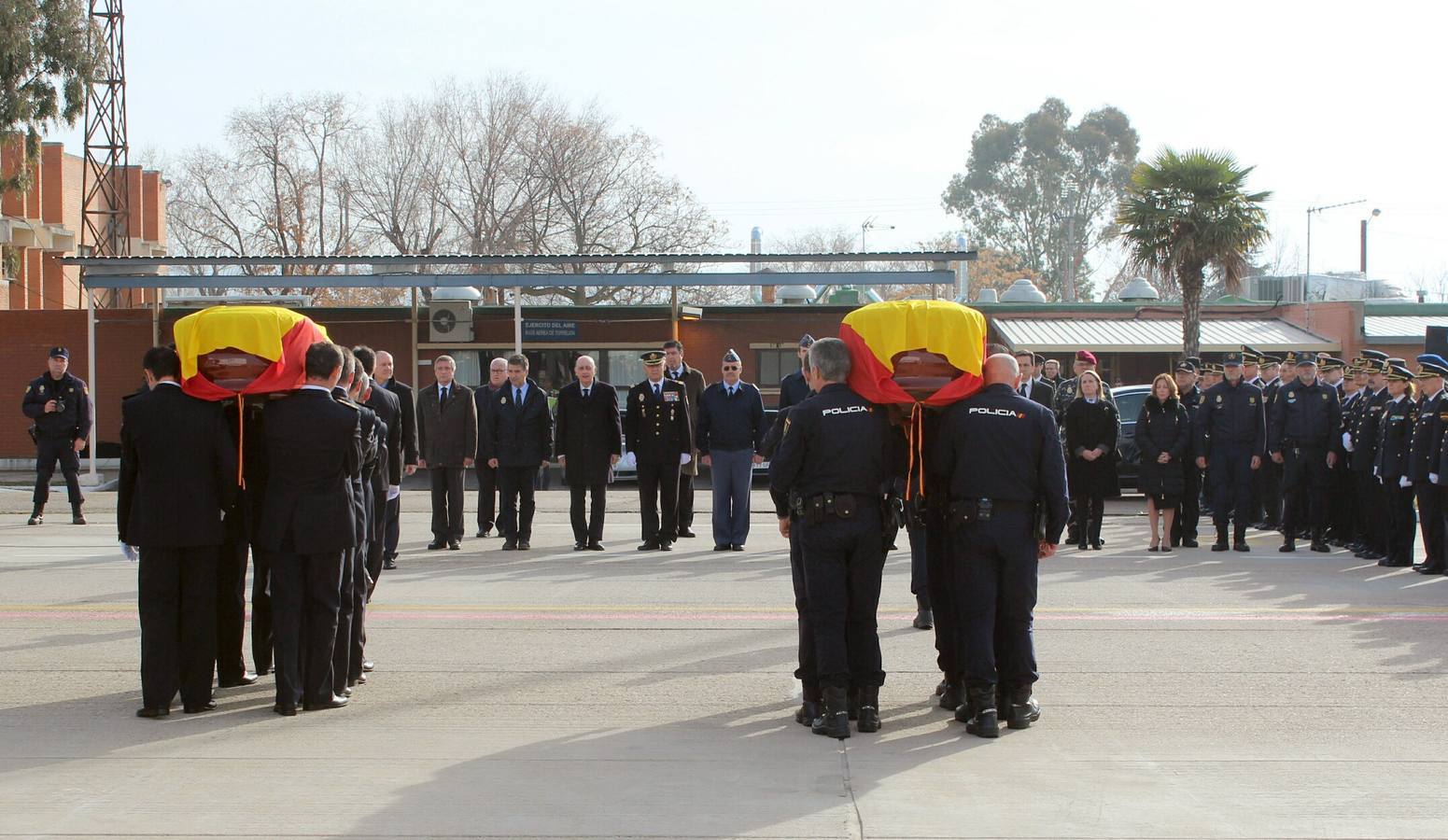 Llegada de los restos de los agentes asesinados en Kabul y funeral