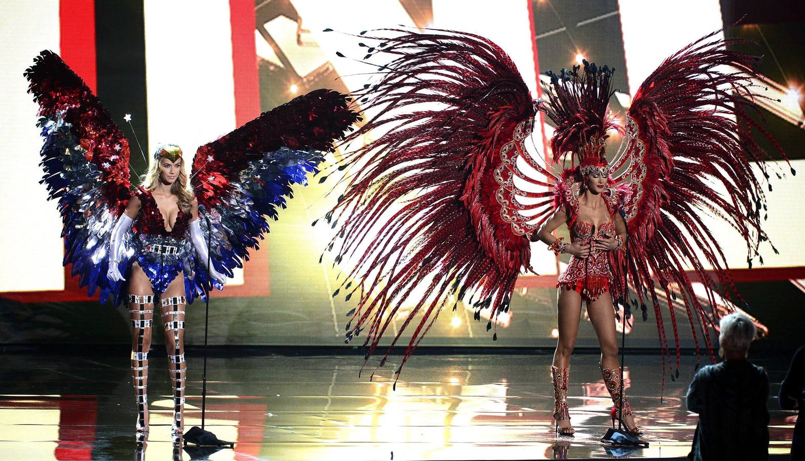 Miss Urugay, Biana Sánchez (dcha), y Miss Estados Unidos, Olivia Jordan (izda), visten con trajes tradicionales de su país durante una grabación para el certamen Miss Universo