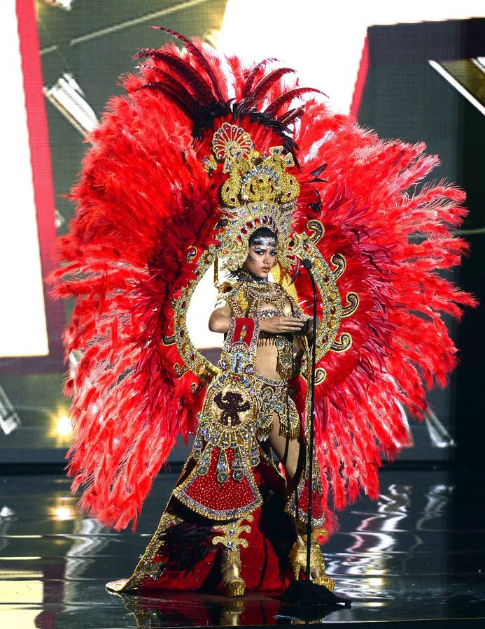 Miss Panamá, Gladys Brandao Amaya, viste con un traje tradicional de su país durante una grabación para el certamen Miss Universo