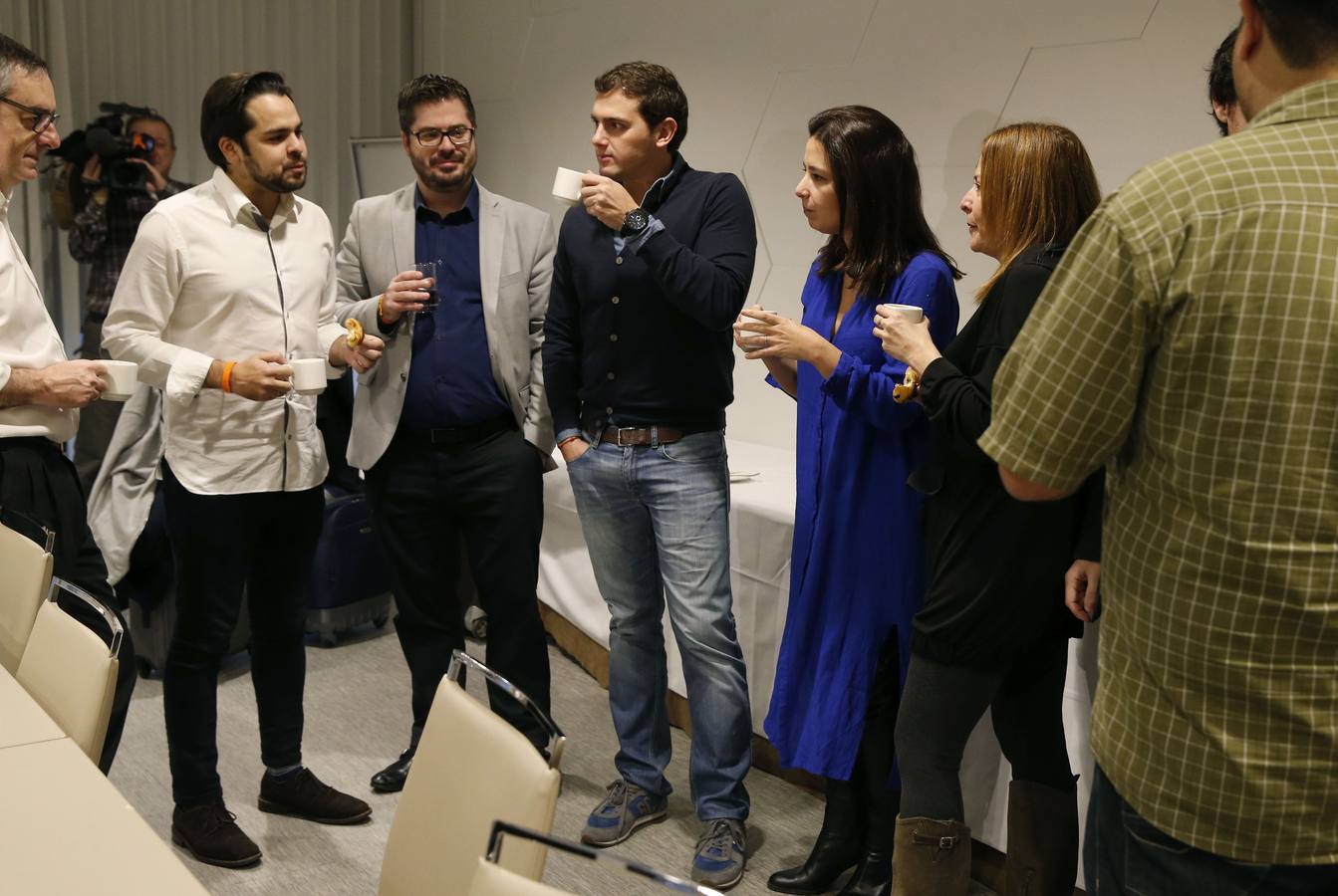 El presidente de Ciudadanos, Albert Rivera (c), tomando un café poco antes de presidir esta mañana una reunión del Comité de Campaña de su formación.