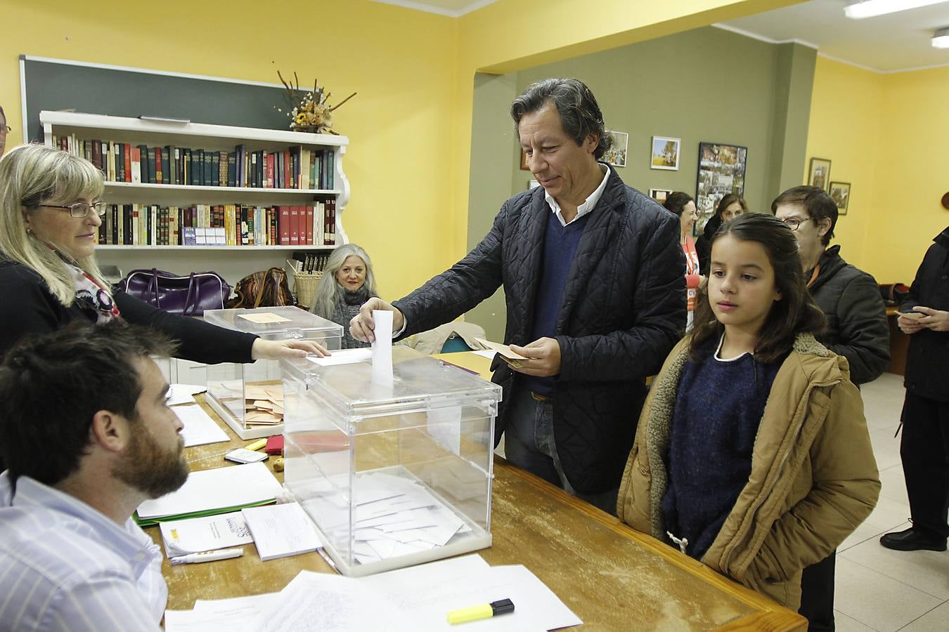 Carlos Floriano ha votado en la Universidad Popular de Cáceres:: MARISA NÚÑEZ