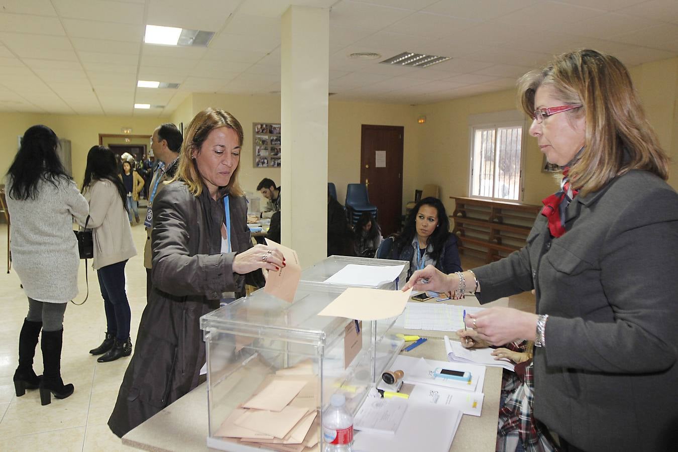 La alcaldesa de Cáceres, Elena Nevado, ha votado en el colegio electoral de la sede de la asociación de vecinos El arco, en barrio del R-66.