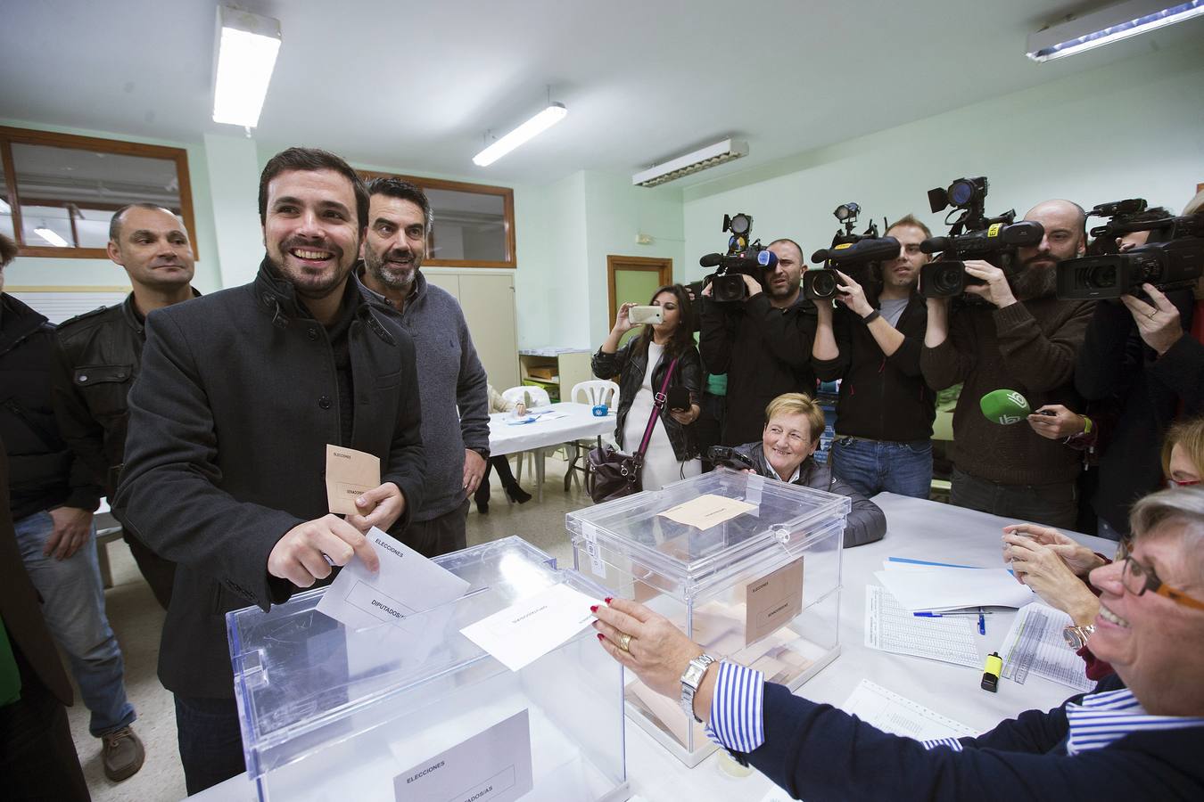 El candidato de Unidad Popular-IU a la Presidencia del Gobierno, Alberto Garzón, ha ejercido su derecho al voto en el colegio Manuel Laza Palacio de Rincón de la Victoria (Málaga).