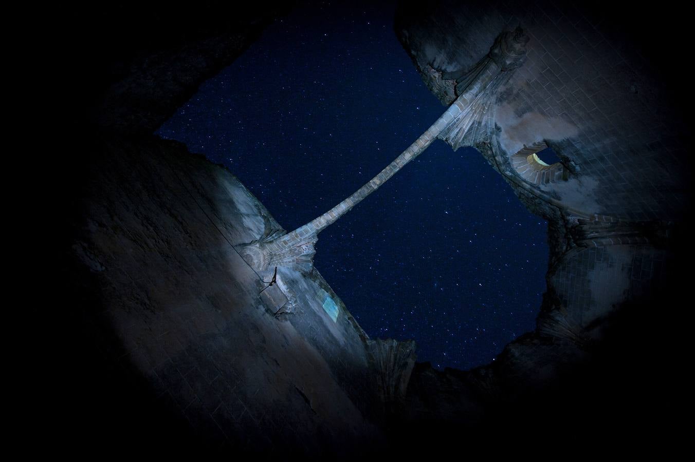 Cabecera de la iglesia bajo las estrellas