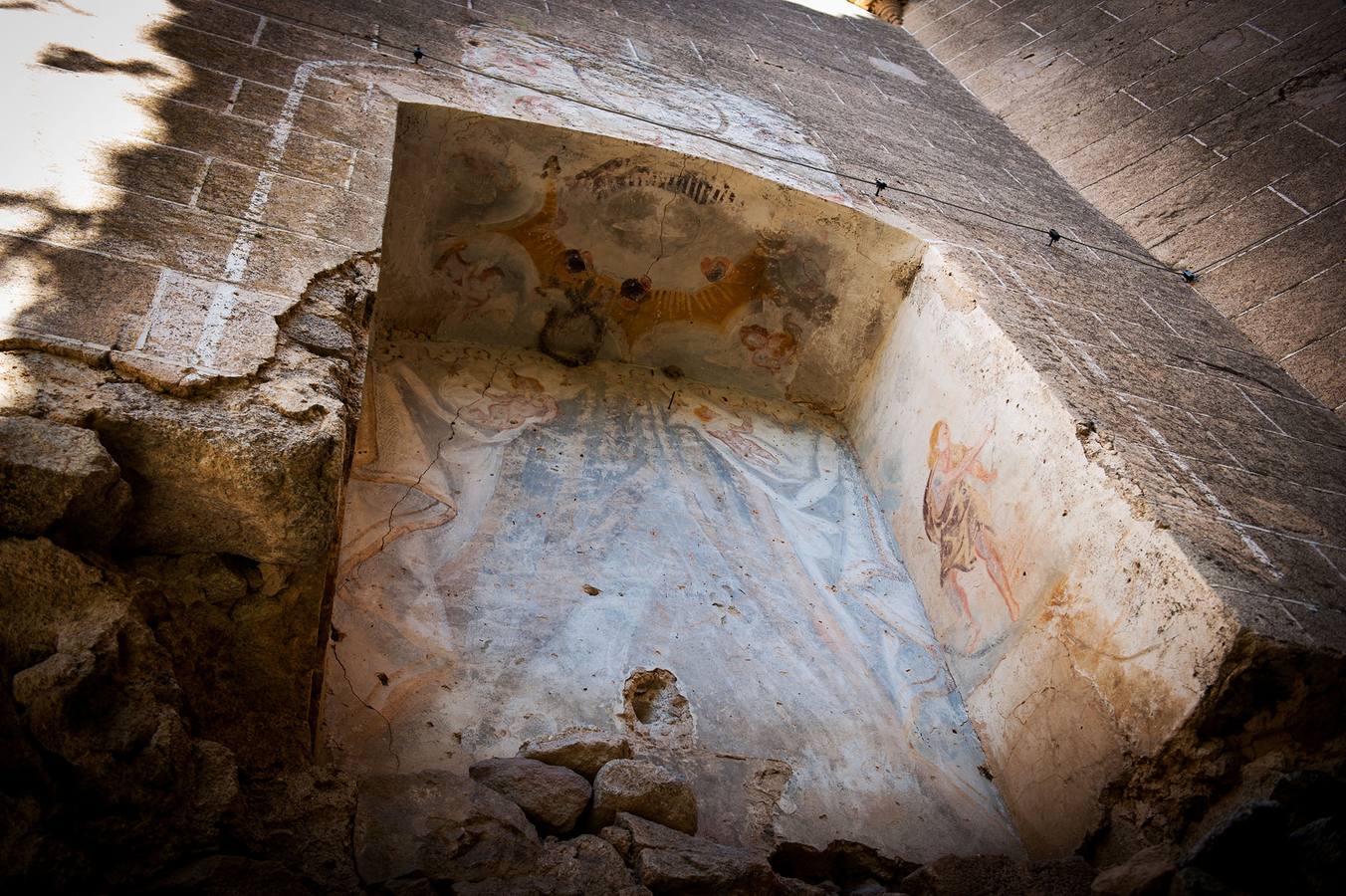 Pinturas murales en el nocho del altar mayor