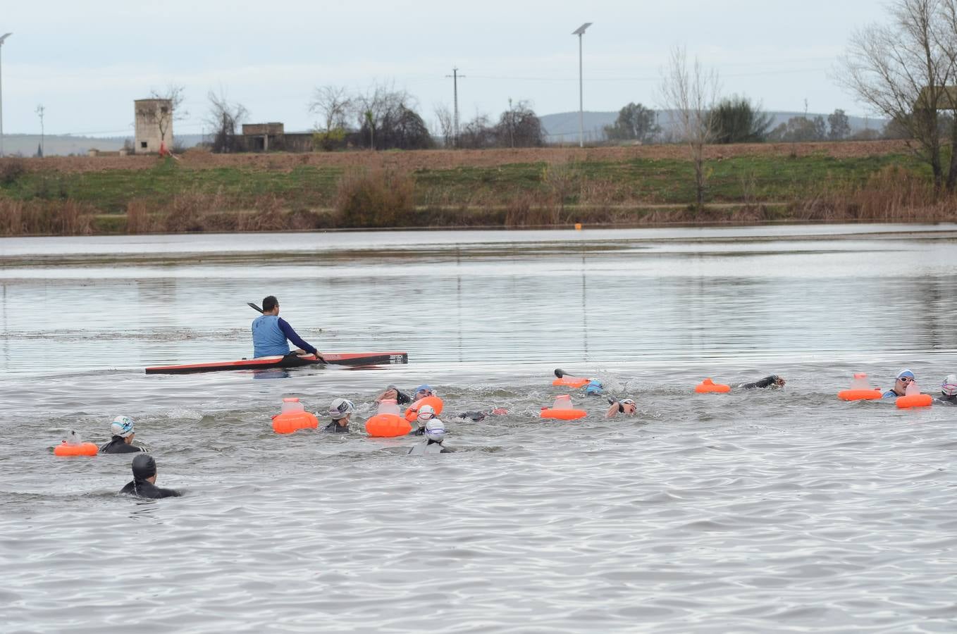 Jueves, 31 de diciembre: Badajoz acogió la tercera edición de la 'Swim Silvestre' en la que un grupo de veinte nadadores quisieron despedir el año en el cauce del río Guadiana. Fotografías: Casimiro Moreno.