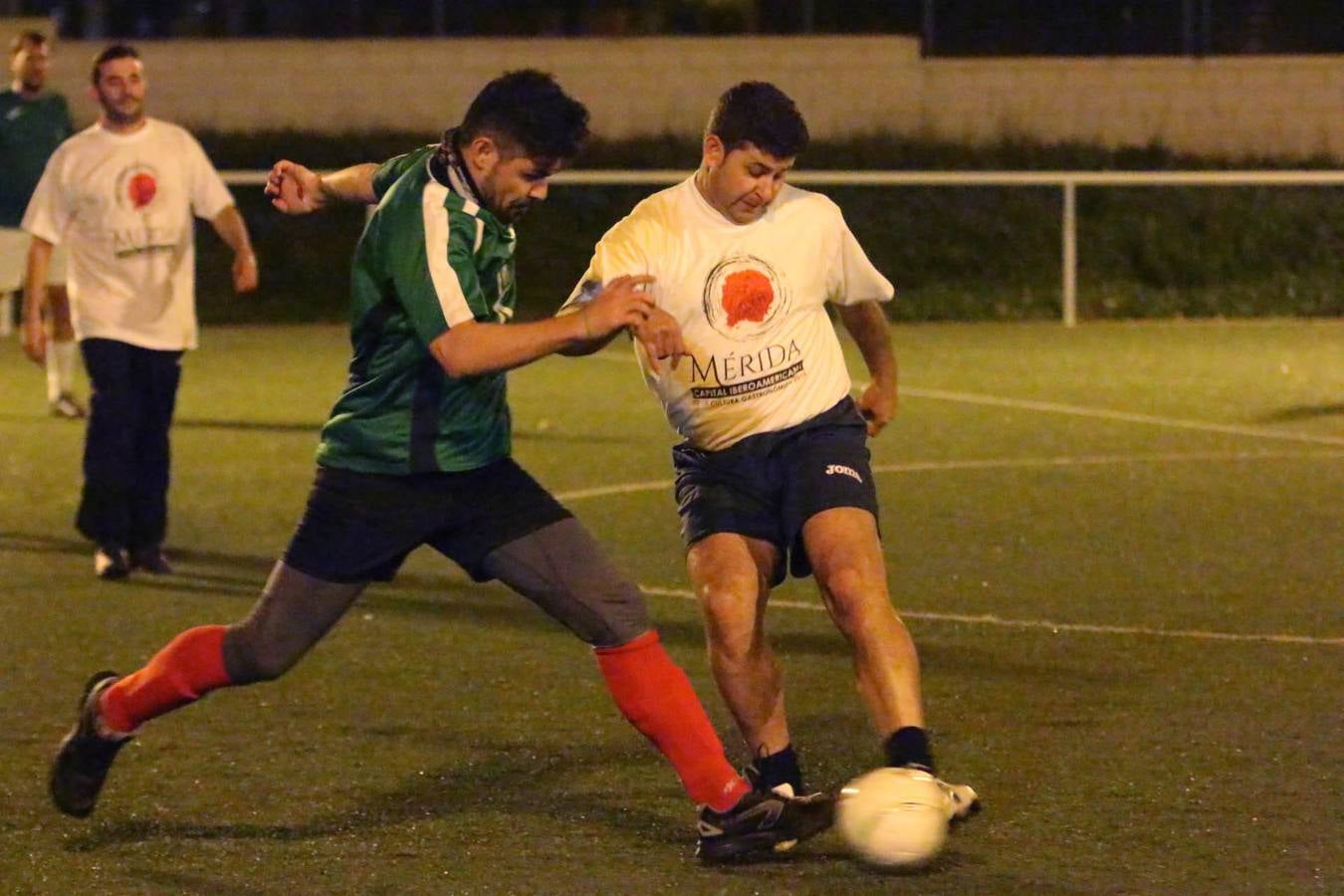 Lunes, 28 de diciembre: Triangular benéfico de fútbol en el Complejo Polideportivo de Las Abadías de Mérida en el que participaron políticos, periodistas y socios y voluntarios de la asociación de protección de animales, ACUDAME. Fotografías: JM Romero