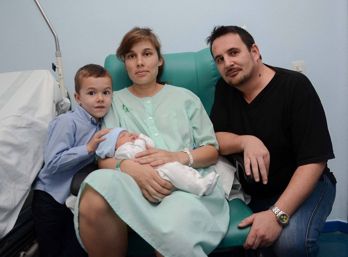 Viernes, 1 de enero: Nahia, Jairo, Ainhoa y Elsa fueron los primeros niños extremeños en nacer en 2016. Daniel fuel el último en 2015. Fotografías: HOY