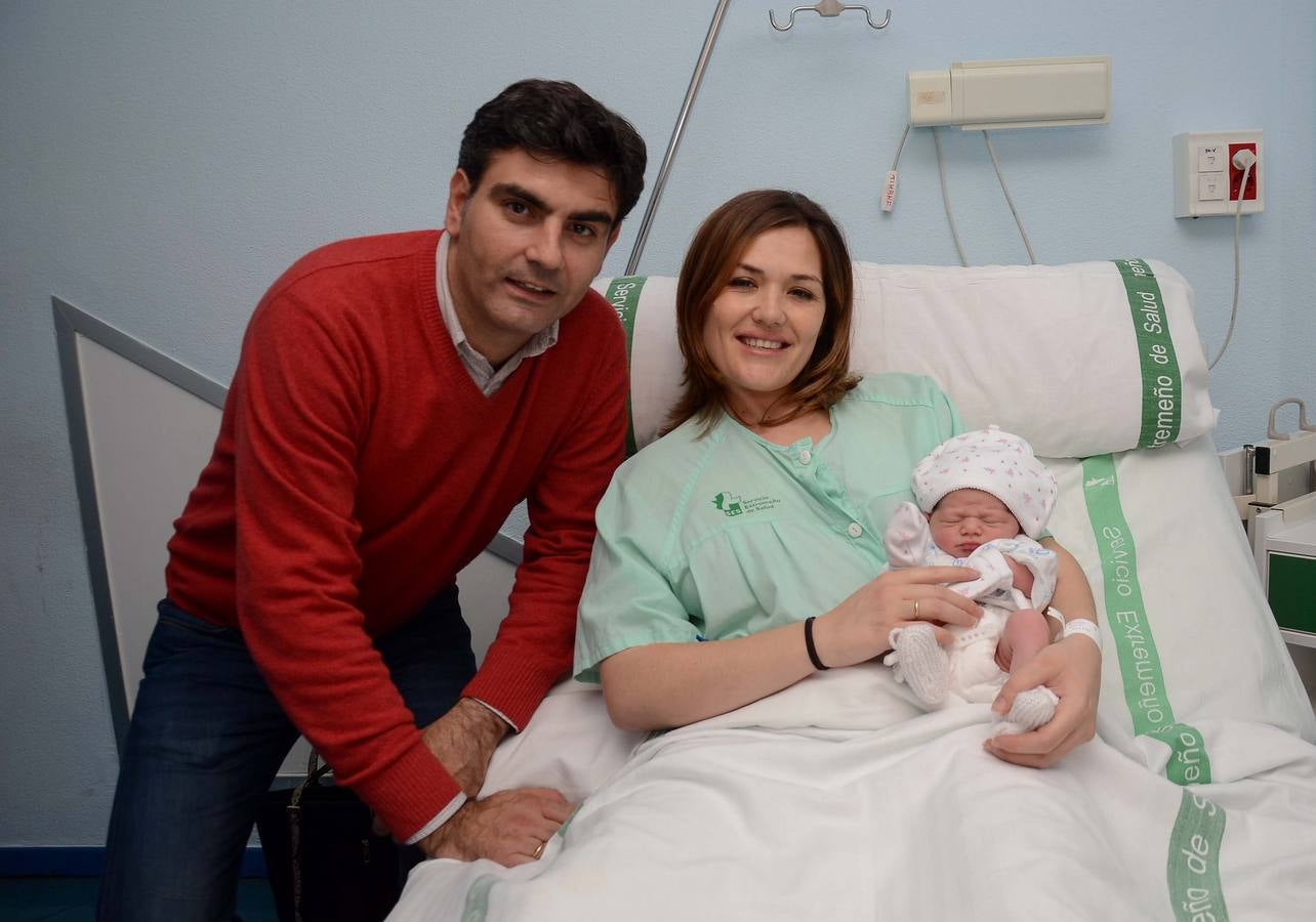 Viernes, 1 de enero: Nahia, Jairo, Ainhoa y Elsa fueron los primeros niños extremeños en nacer en 2016. Daniel fuel el último en 2015. Fotografías: HOY