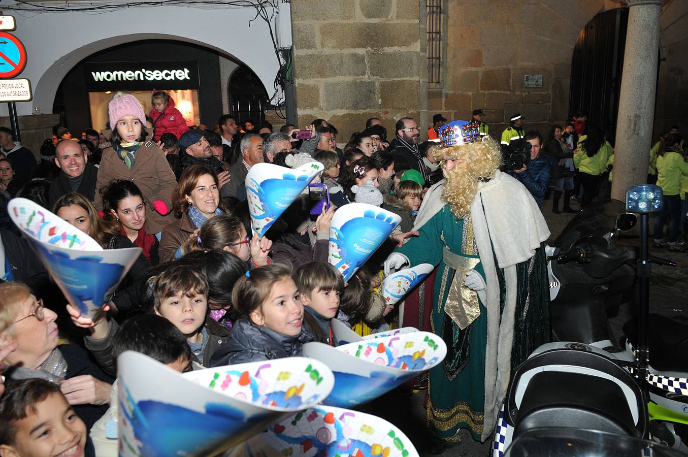 Los Reyes Magos reparten ilusión y regalos en Plasencia