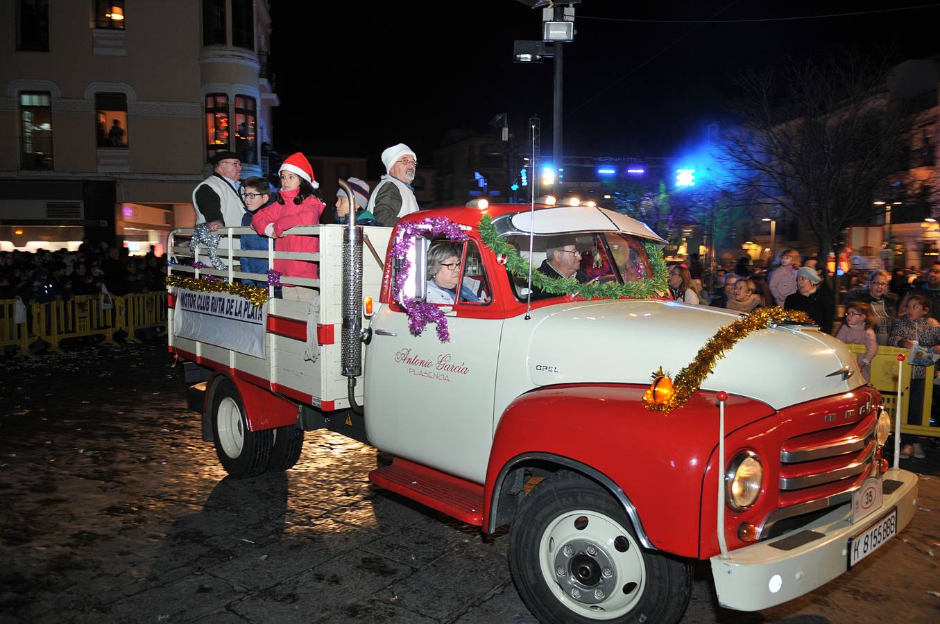 Los Reyes Magos reparten ilusión y regalos en Plasencia