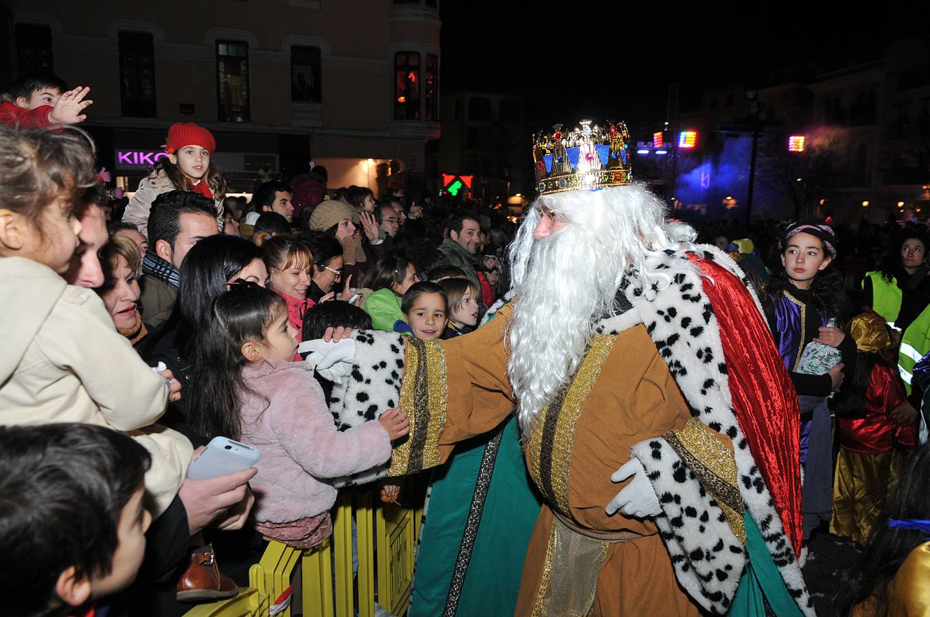 Los Reyes Magos reparten ilusión y regalos en Plasencia