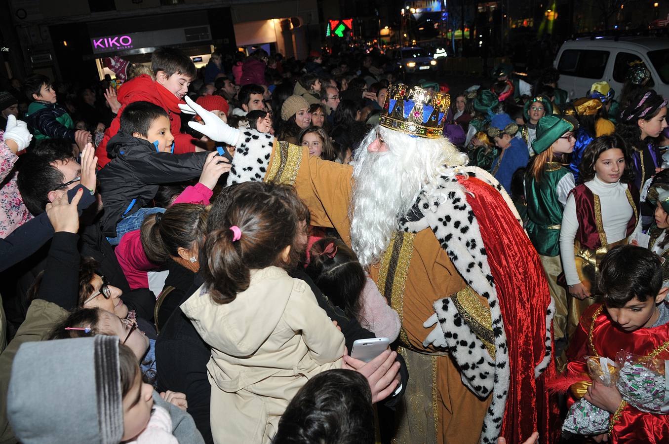 Los Reyes Magos reparten ilusión y regalos en Plasencia