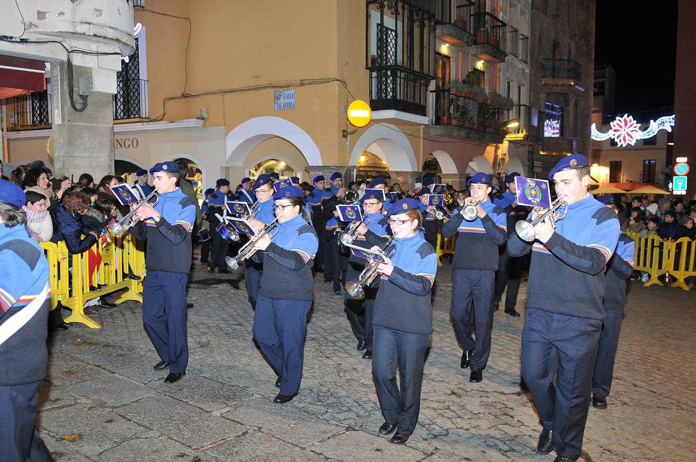 Los Reyes Magos reparten ilusión y regalos en Plasencia