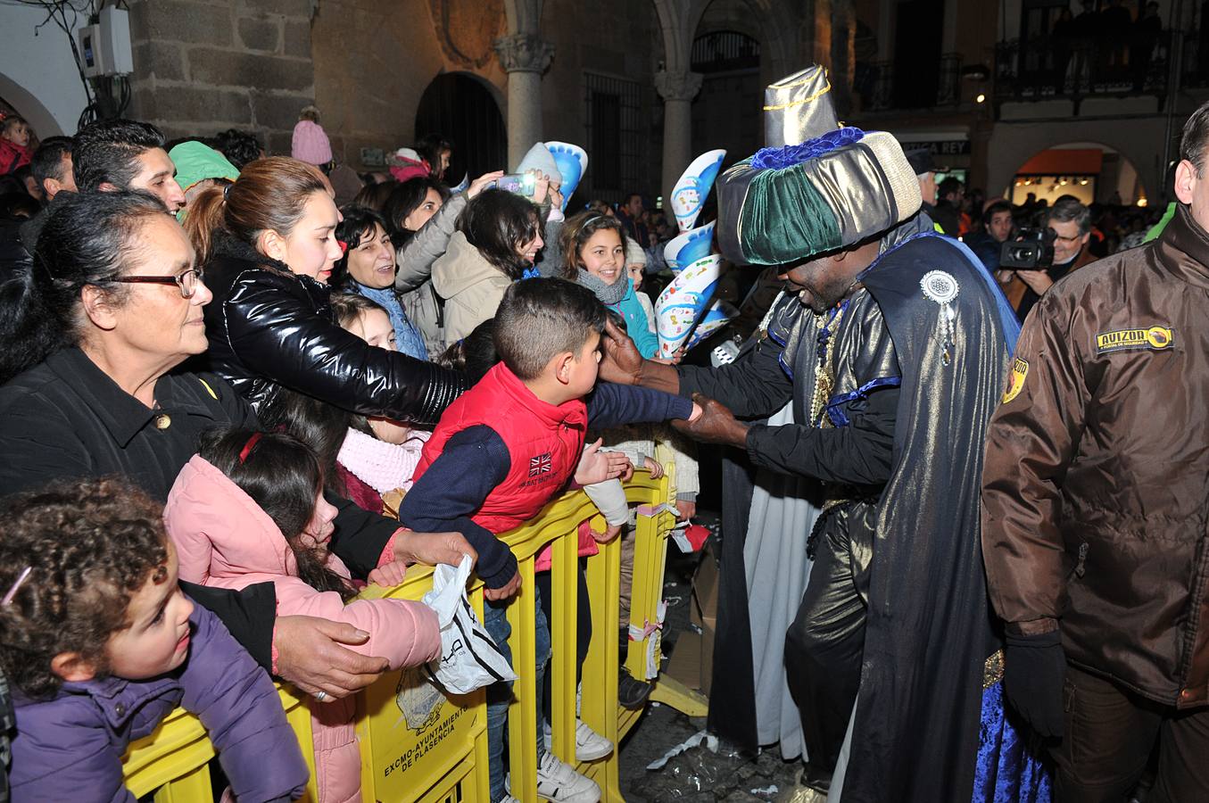 Los Reyes Magos reparten ilusión y regalos en Plasencia