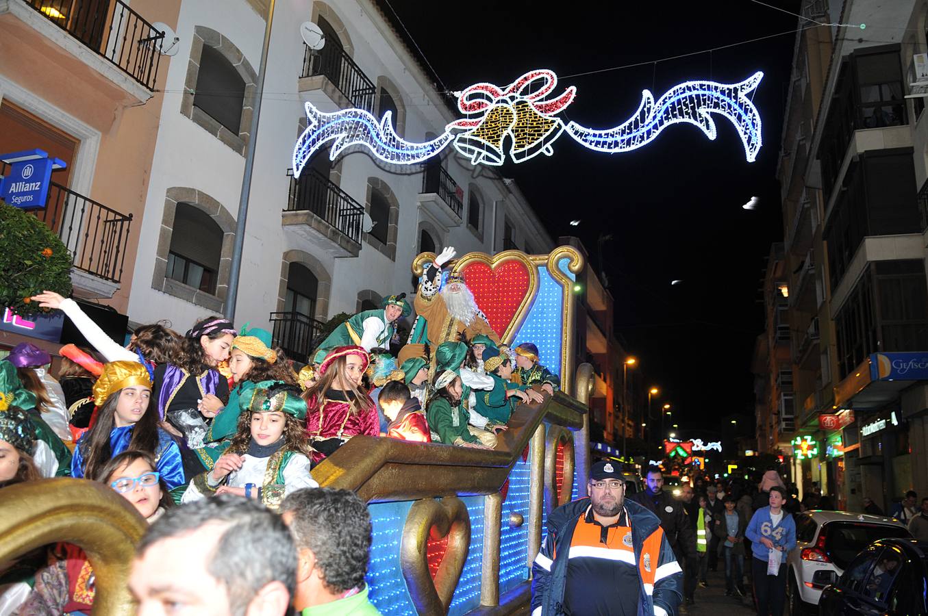 Los Reyes Magos reparten ilusión y regalos en Plasencia