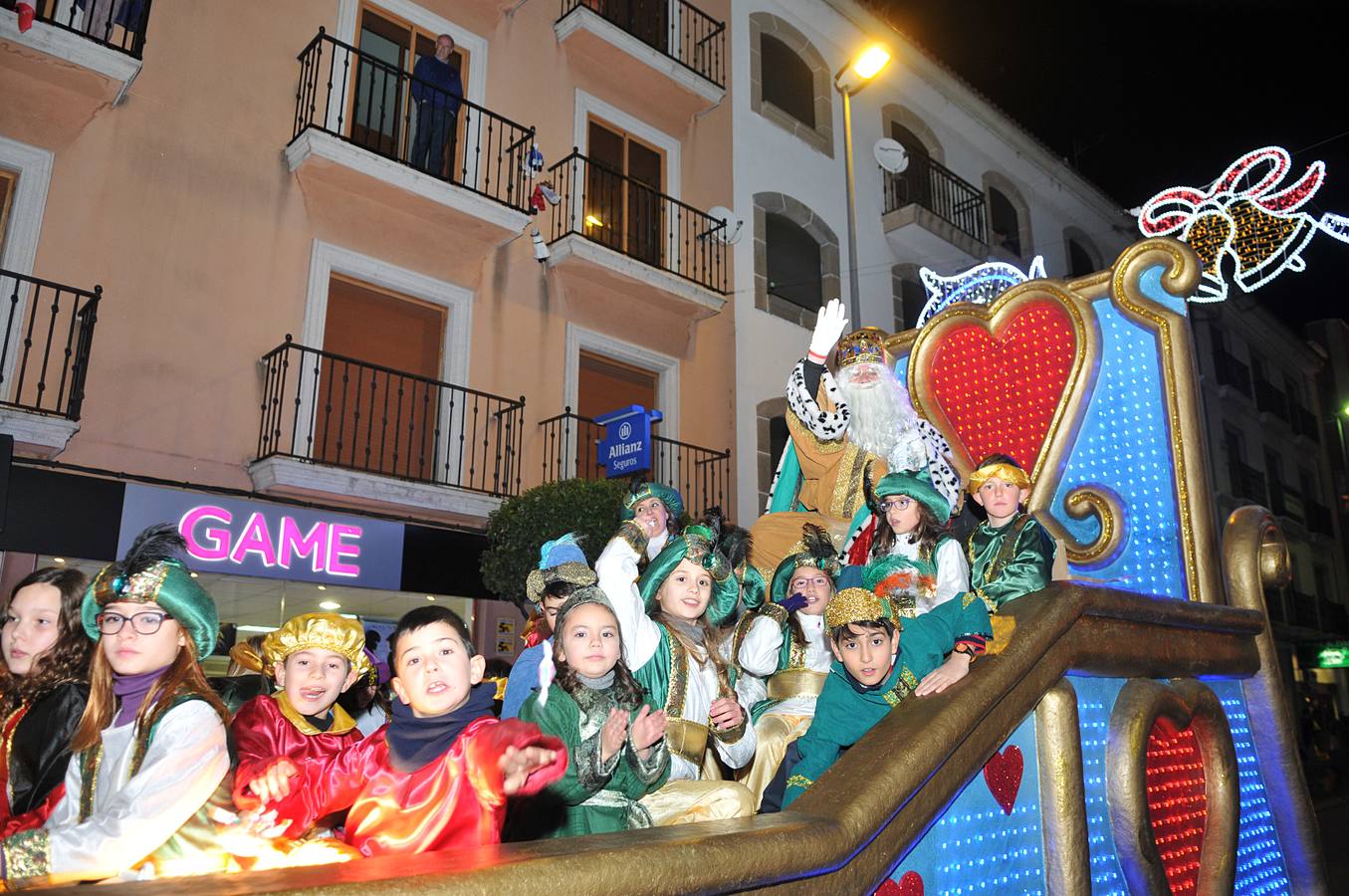 Los Reyes Magos reparten ilusión y regalos en Plasencia