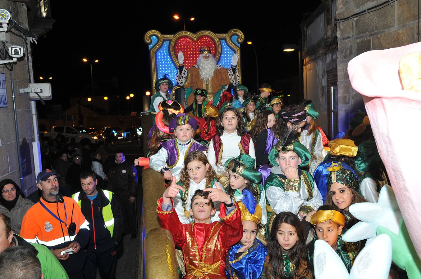 Los Reyes Magos reparten ilusión y regalos en Plasencia