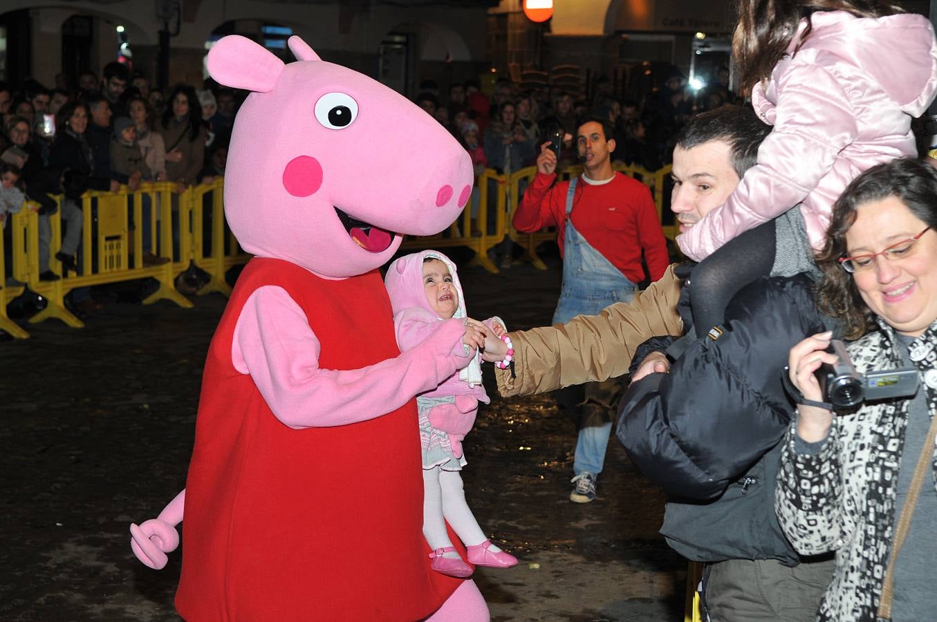 Los Reyes Magos reparten ilusión y regalos en Plasencia