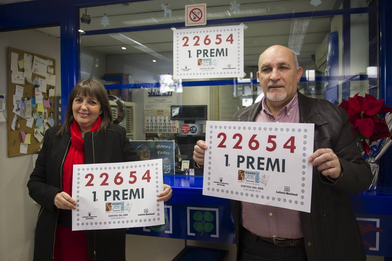 Los propietarios de la administración número 12 de Lérida celebrando haber vendido décimos con el primer premio.