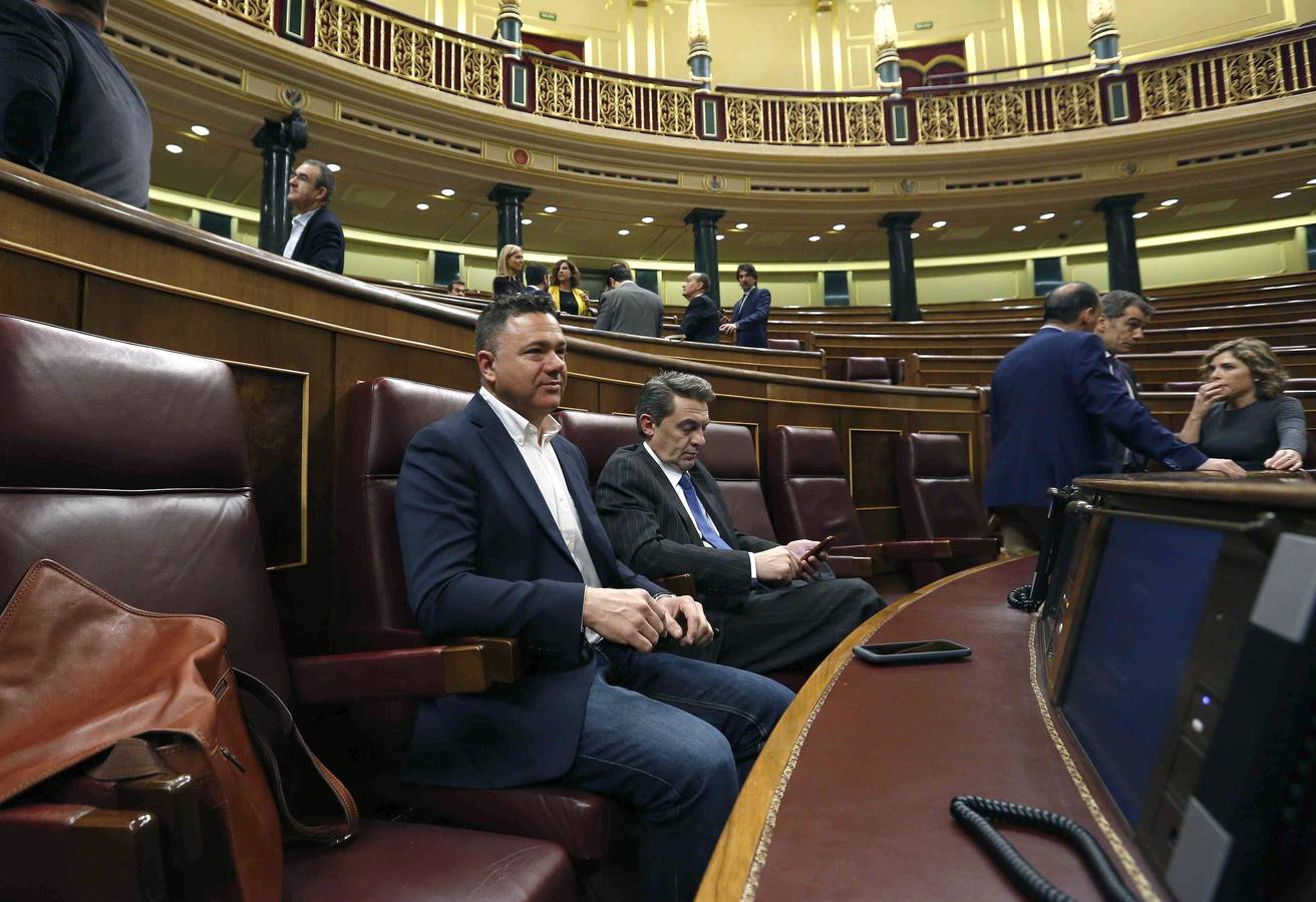 El diputado de Podemos, agente en excedencia de la Guardia Civil Juan Antonio Delgado, a la izquierda.