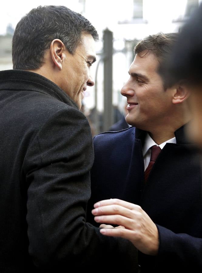 Los líderes del PSOE y Ciudadanos, Pedro Sánchez (i) y Albert Rivera, respectivamente, a su llegada hoy al Congreso.