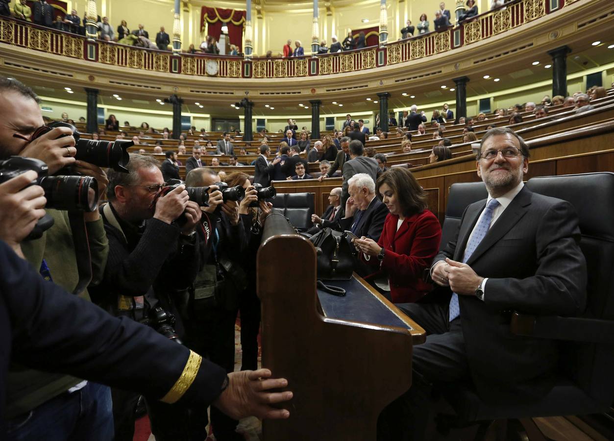 El presidente del Gobierno en funciones, Mariano Rajoy, es fotografiado en el hemiciclo del Congreso de los Diputados donde hoy se celebra la constitución de las nuevas Cortes Generales.