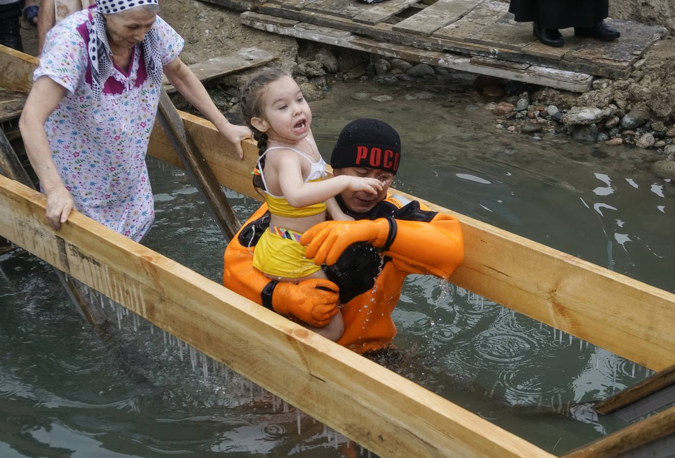 Celebración de la Epifanía en la orilla del río Bolshaya Almatinka en Almaty, Kazajistán. Foto: Shamil Zhumatov