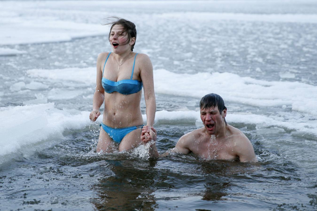 Chapuzón en aguas heladas durante las celebraciones de la Epifanía ortodoxa en el río Dnipro en Kiev, Ucrania. Foto: Valentyn Ogirenko