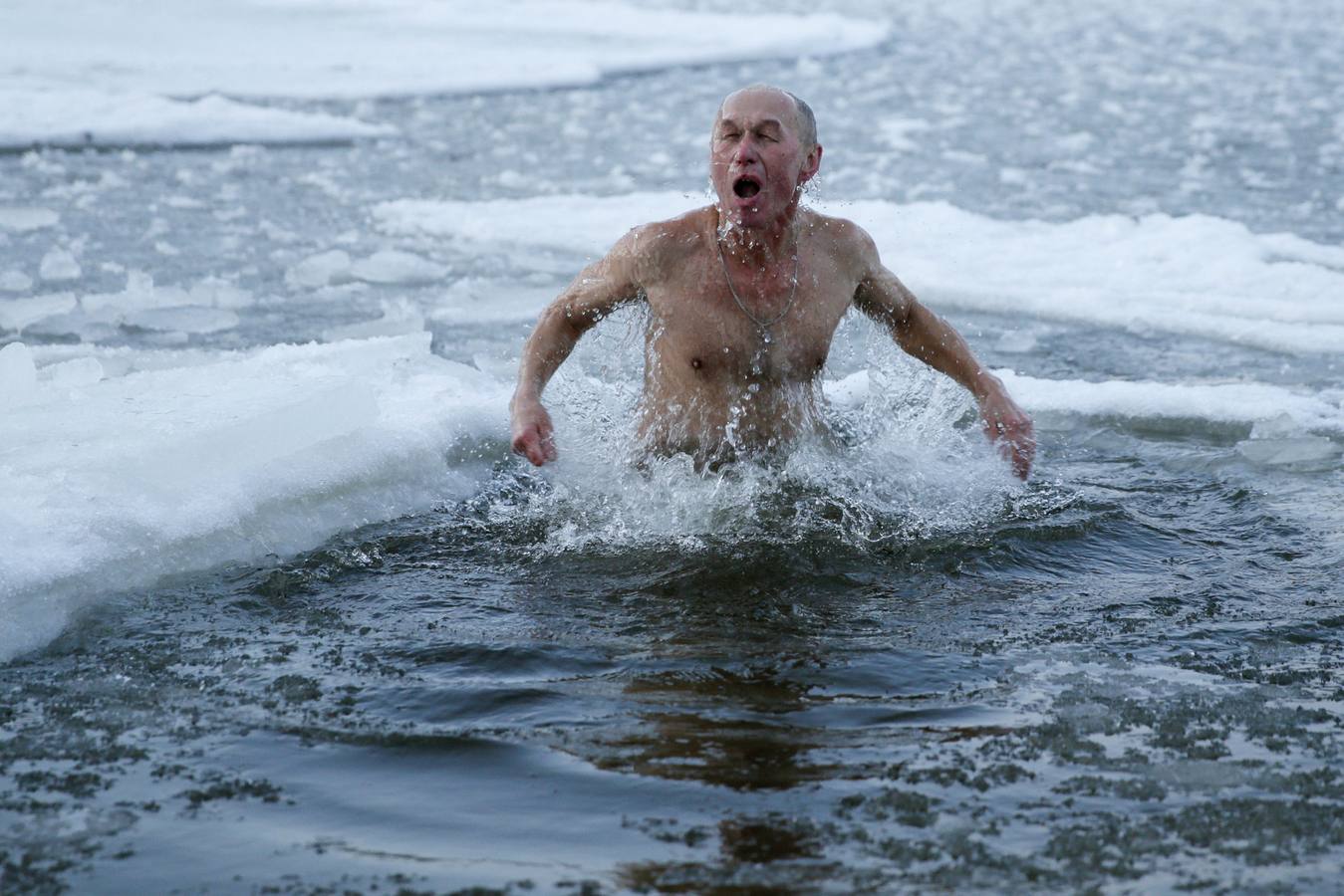 Chapuzón en aguas heladas durante las celebraciones de la Epifanía ortodoxa en el río Dnipro en Kiev, Ucrania. Foto: Valentyn Ogirenko