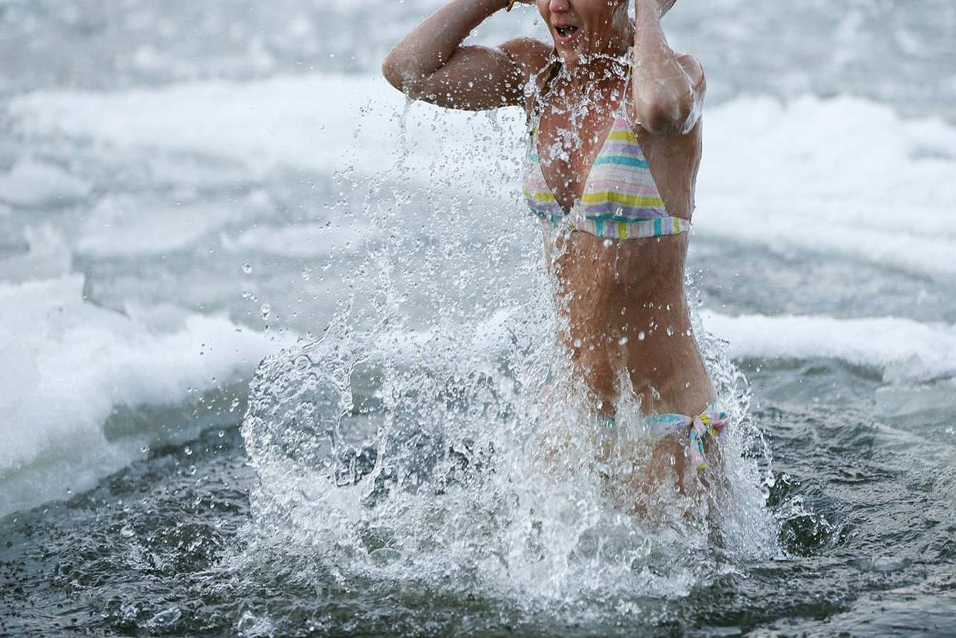 Chapuzón en aguas heladas durante las celebraciones de la Epifanía ortodoxa en el río Dnipro en Kiev, Ucrania. Foto: Valentyn Ogirenko