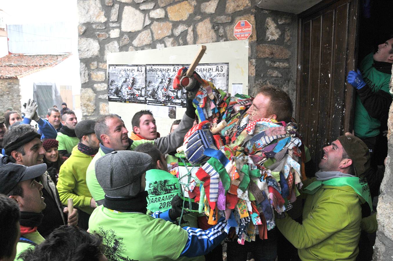 Martes, 19 de enero: Los vecinos de la localidad cacereña de Piornal pidieron la declaración de interés turístico internacional para su Jarramplas y lo hicieron como es tradición, con una lluvia de nabos sobre este mítico personaje que es el epicentro de la fiesta más impactante de toda Extremadura. Fotografías: David Palma