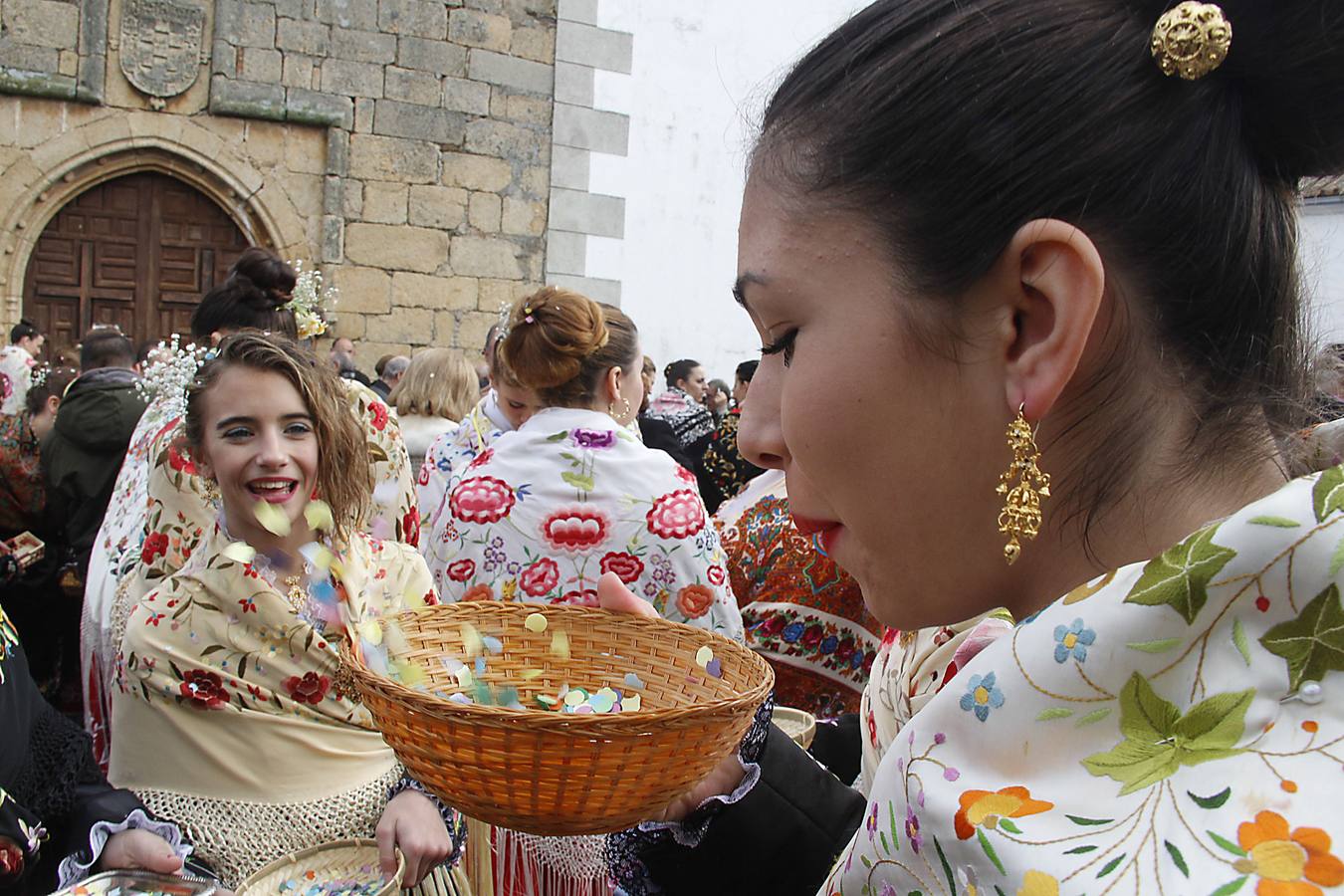 Miércoles, 20 de enero: Con motivo del día de San Sebastián, las Carantoñas volvieron a salir un año más por las calles de la localidad cacereña de Acehúche. Fotografías: Marisa Núñez.