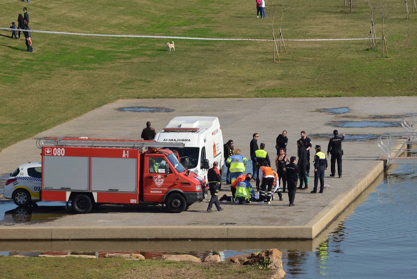 Domingo, 24 de enero: Los equipos de emergencia rescatan el cuerpo de un hombre que se arrojó al cauce del río Guadiana desde el Puente de la Universidad de Badajoz. Fotografías. Casimiro Moreno