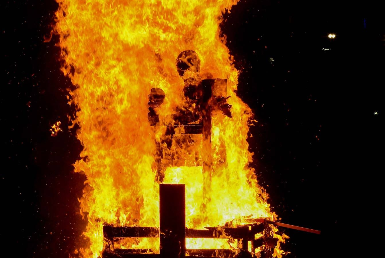 Sábado, 23 de enero. La quema del Marimanta de Santa Marina, que representaba a Pujoy Mas, puso el punto de partida del Carnaval de Badajoz. Fotografías: Casimiro Moreno.