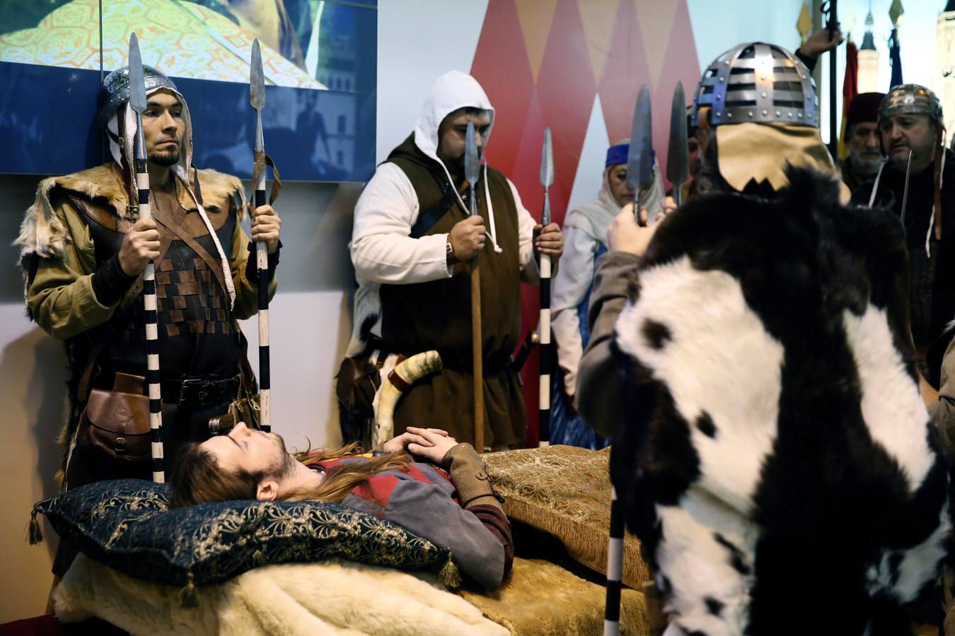 Viernes, 22 de enero. Badajoz promociona su carnaval en la Feria Internacional de Turismo, Fitur 2016, que se celebra en Madrid hasta el 24 de enero, en la que participan 165 países y regiones, junto a decenas de empresas de todos los sectores, en los 713 stands repartidos en 60.000 metros cuadrados. Fotografías: Agencias