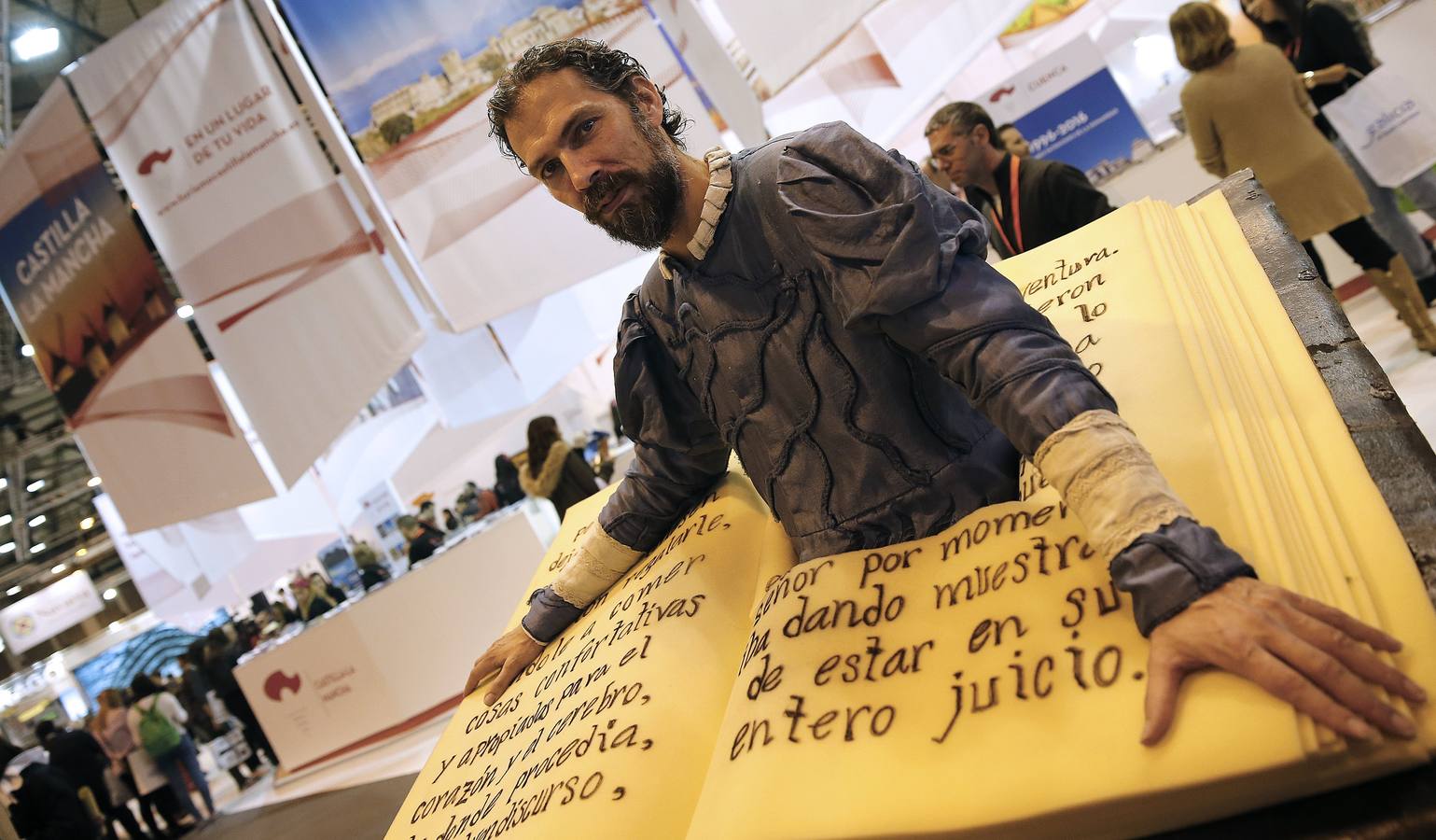 Viernes, 22 de enero. Badajoz promociona su carnaval en la Feria Internacional de Turismo, Fitur 2016, que se celebra en Madrid hasta el 24 de enero, en la que participan 165 países y regiones, junto a decenas de empresas de todos los sectores, en los 713 stands repartidos en 60.000 metros cuadrados. Fotografías: Agencias