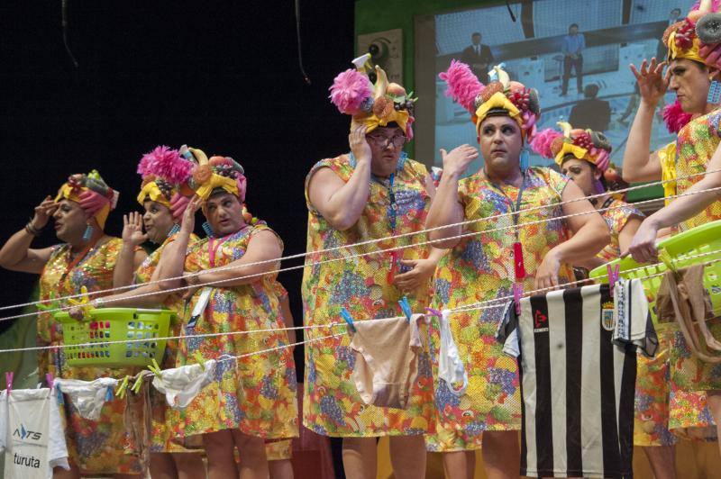 Actuación de la murga Pa 4 días.