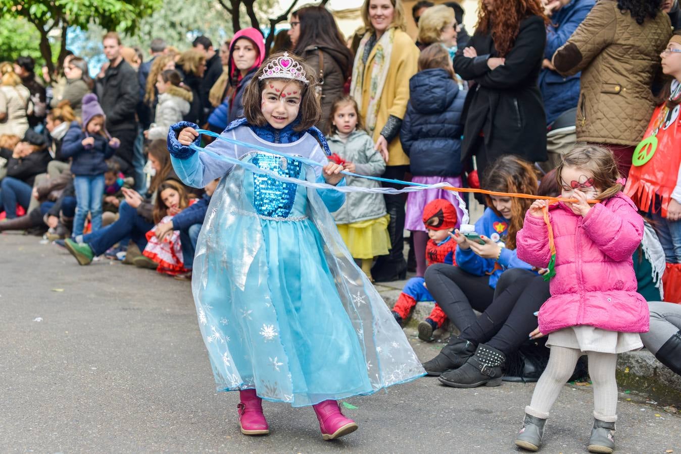 Ambiente en el desfile de comparsas de Badajoz 2016