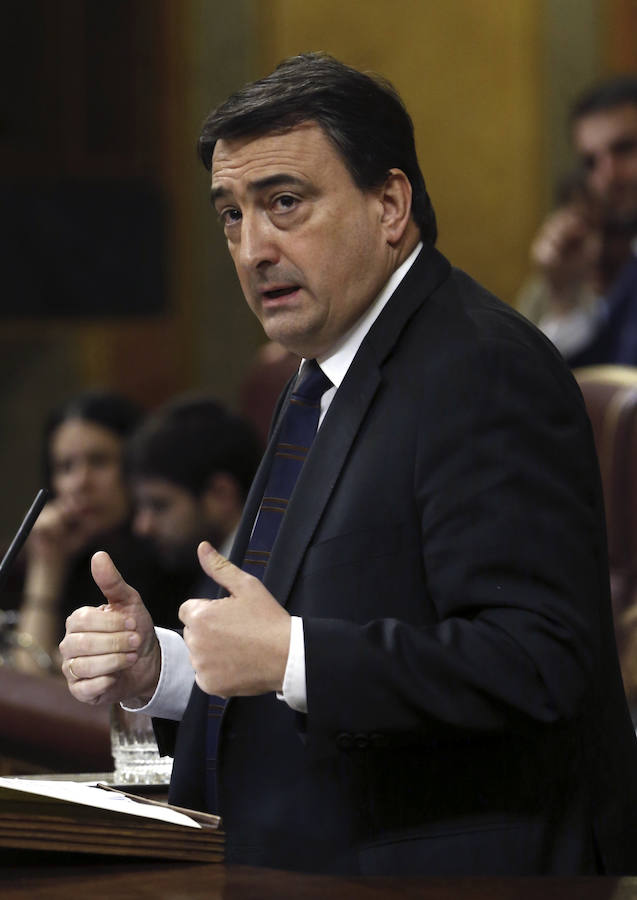 El portavoz del PNV, Aitor Esteban, durante su intervención en la sesión de la tarde de la segunda jornada del debate de investidura.