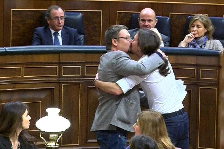 El beso entre el líder de Podemos, Pablo Iglesias, y el de En Comú Podem, Xavier Doménech, ha sido una de las anécdotas de la jornada.