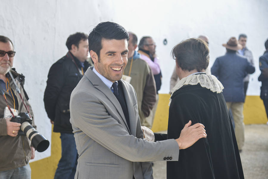 Ambiente y rostros conocidos en los festejos dominicales de  Olivenza