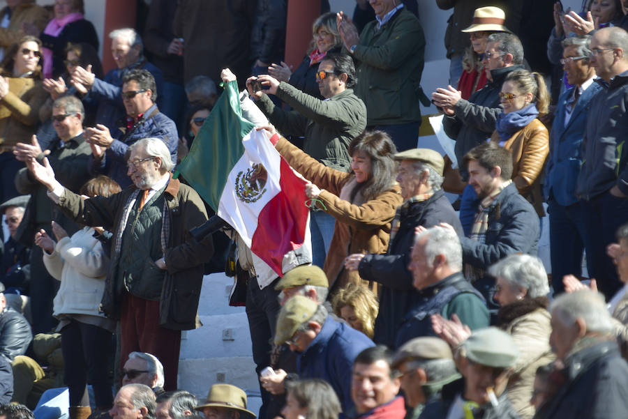 Ambiente y rostros conocidos en los festejos dominicales de  Olivenza