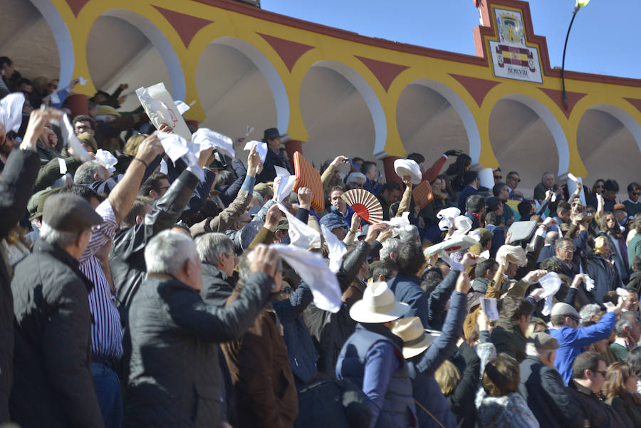 Ambiente y rostros conocidos en los festejos dominicales de  Olivenza